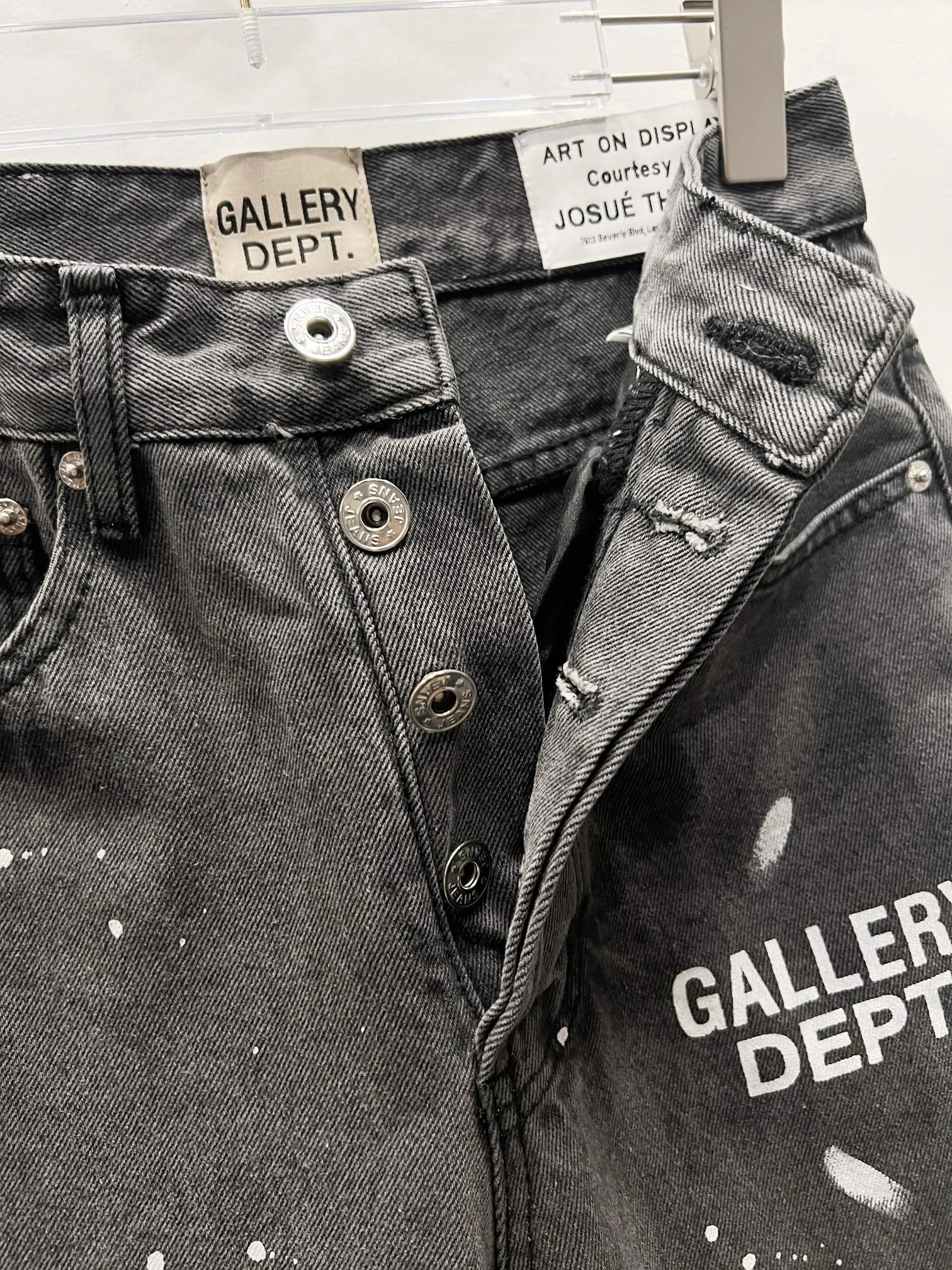 P240 Style number: (A001) GALLERY DEPT. 2025 new splash-ink hand-painted letters splicing couple style loose washed flared jeans 🔥High version🔥High version🔥 Top ceiling quality Styles with different washed textures are very friendly to people with thin legs and thick legs. The slightly flared version is very flattering. Moderate length that never goes out of style, easy to match with casually, basic styling for various styles, a must-have in the wardrobe! The fabric is stiff but also makes the upper body soft without losing texture. The washing process is even more perfect. It is a must-have item for everyone! ! ! Washed wheat, tag, pants label, three complete labels Color: washed black, washed blue Size: 28, 30, 32, 34 (four sizes)